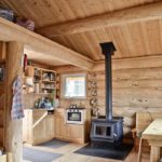 Bella Luna Kluane Region Blockhuette mieten im Yukon Wildnisleben, gemütlicher Holzofen und Küche