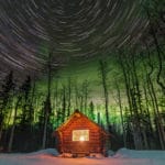 Einsame Blockhütte im kanadischen Wald mit Nordlichter Himmel. Fotografie Langzeit- Nachtaufnahme beleuchtete Cabin