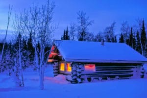 Blockhütte  in der Wildnis des Yukon – Trapper-Abenteuer im Winter von Alaska
