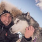 Blockhuetten Gast mit Husky Blizzard Winter Fotoreise